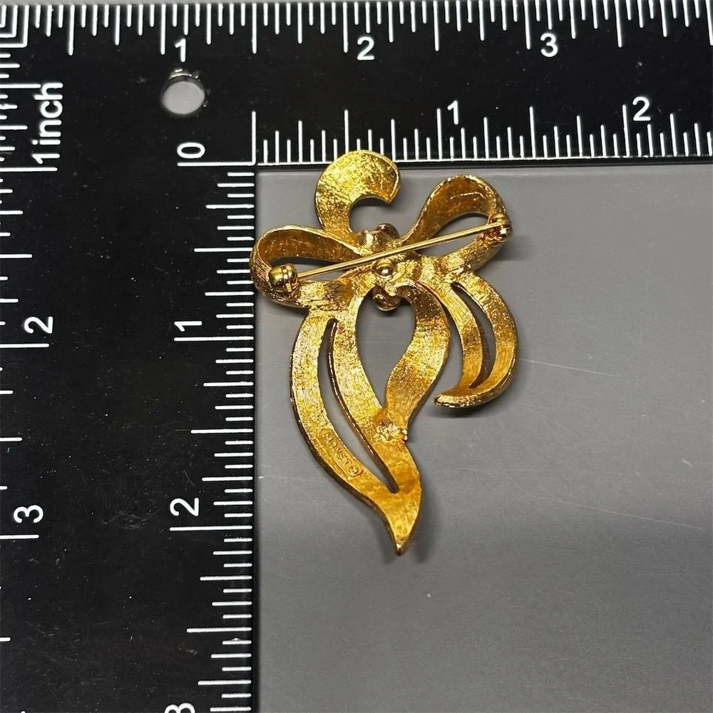 Monet Brooch Gold‎ Tone Ribbon Bow Textured Signed Vintage Elegant Costume